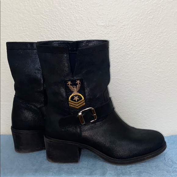 ✨Reduced AMAZING ankle booties w/a black buckle & patch - Picture 3 of 6